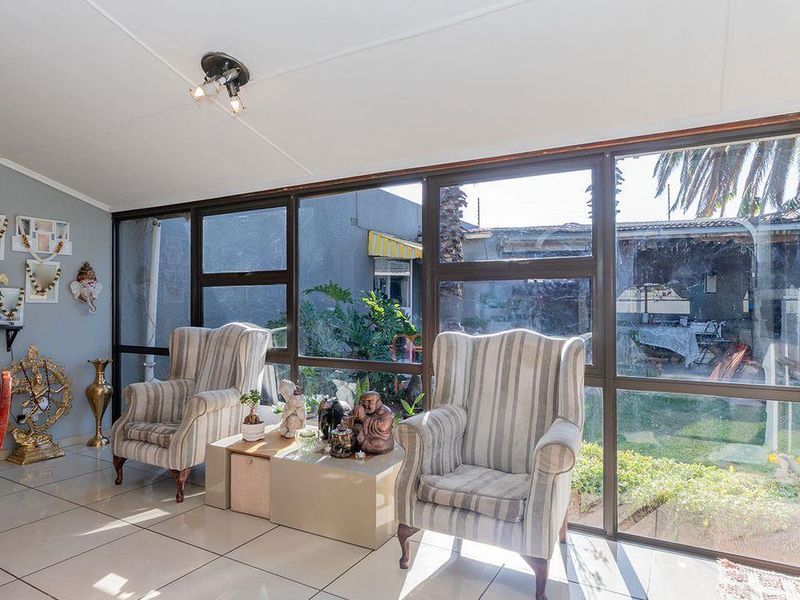 A 4-Bedroom Family Masterpiece Of A Splendid Home In Kew- - Photo 10