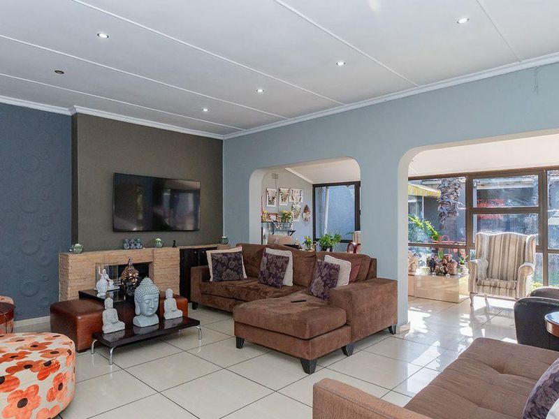 A 4-Bedroom Family Masterpiece Of A Splendid Home In Kew- - Photo 8