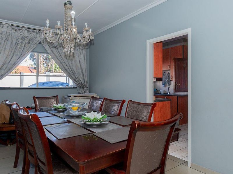 A 4-Bedroom Family Masterpiece Of A Splendid Home In Kew- - Photo 6