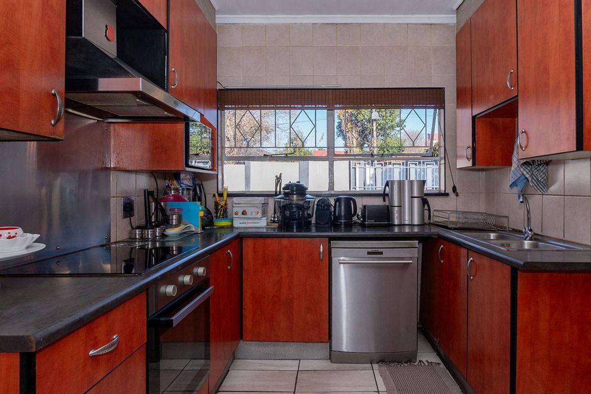 A 4-Bedroom Family Masterpiece Of A Splendid Home In Kew- - Photo 2