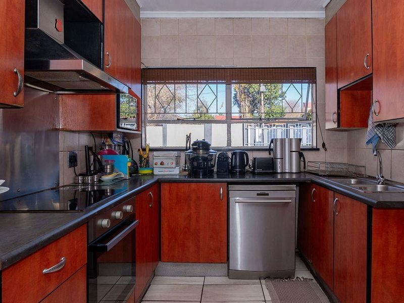 A 4-Bedroom Family Masterpiece Of A Splendid Home In Kew- - Photo 2