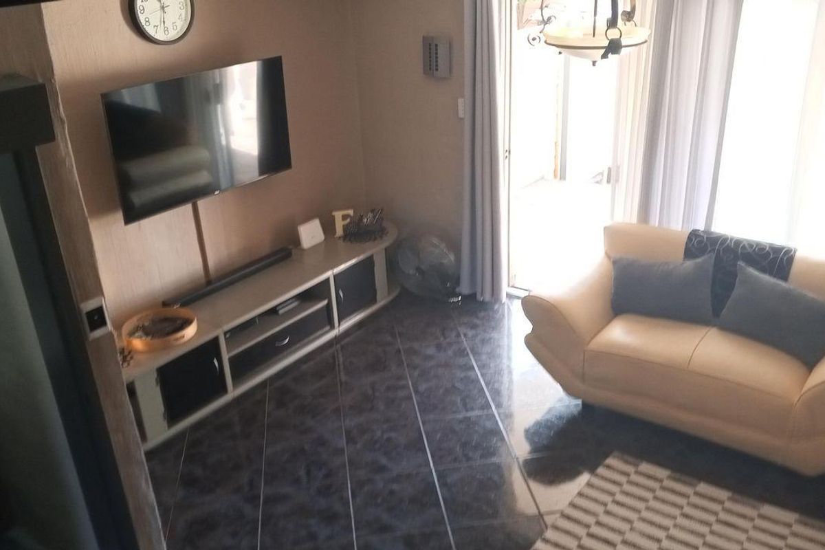 A Cozy 2 Bedroom Duplex Apartment In Sought-After Lyndhurst. - Photo 5