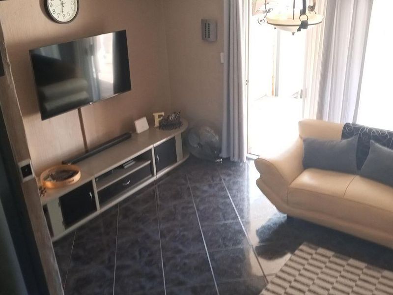 A Cozy 2 Bedroom Duplex Apartment In Sought-After Lyndhurst. - Photo 5