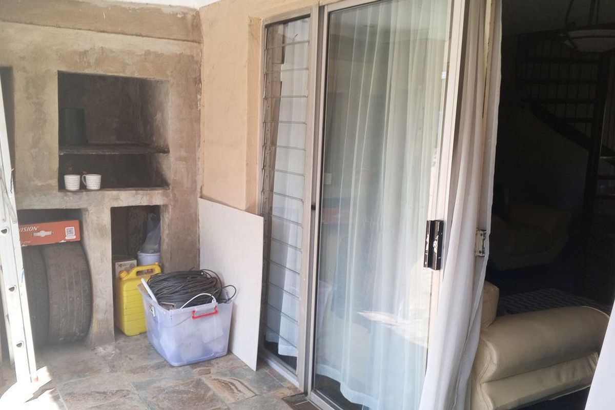 A Cozy 2 Bedroom Duplex Apartment In Sought-After Lyndhurst. - Photo 3