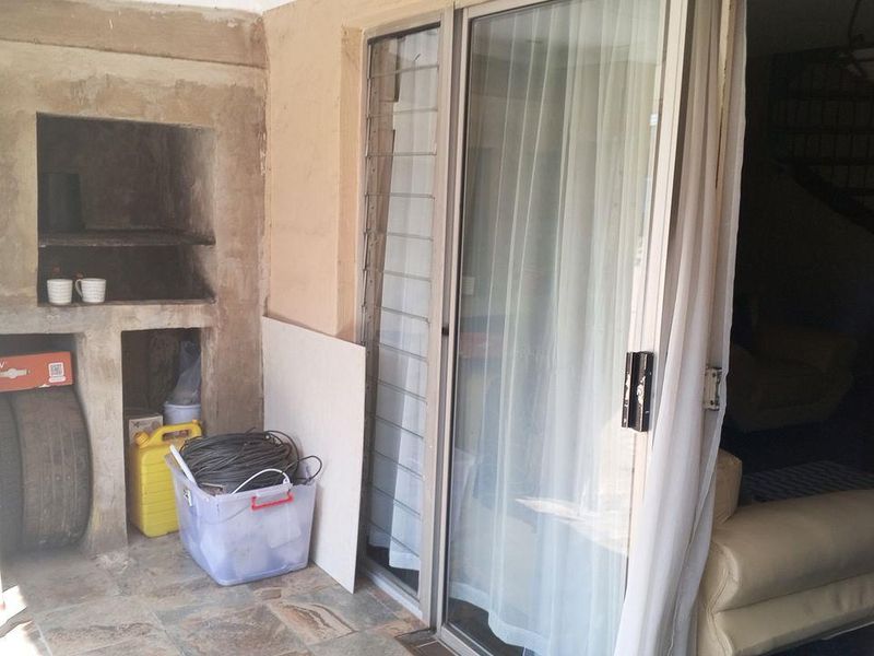 A Cozy 2 Bedroom Duplex Apartment In Sought-After Lyndhurst. - Photo 3