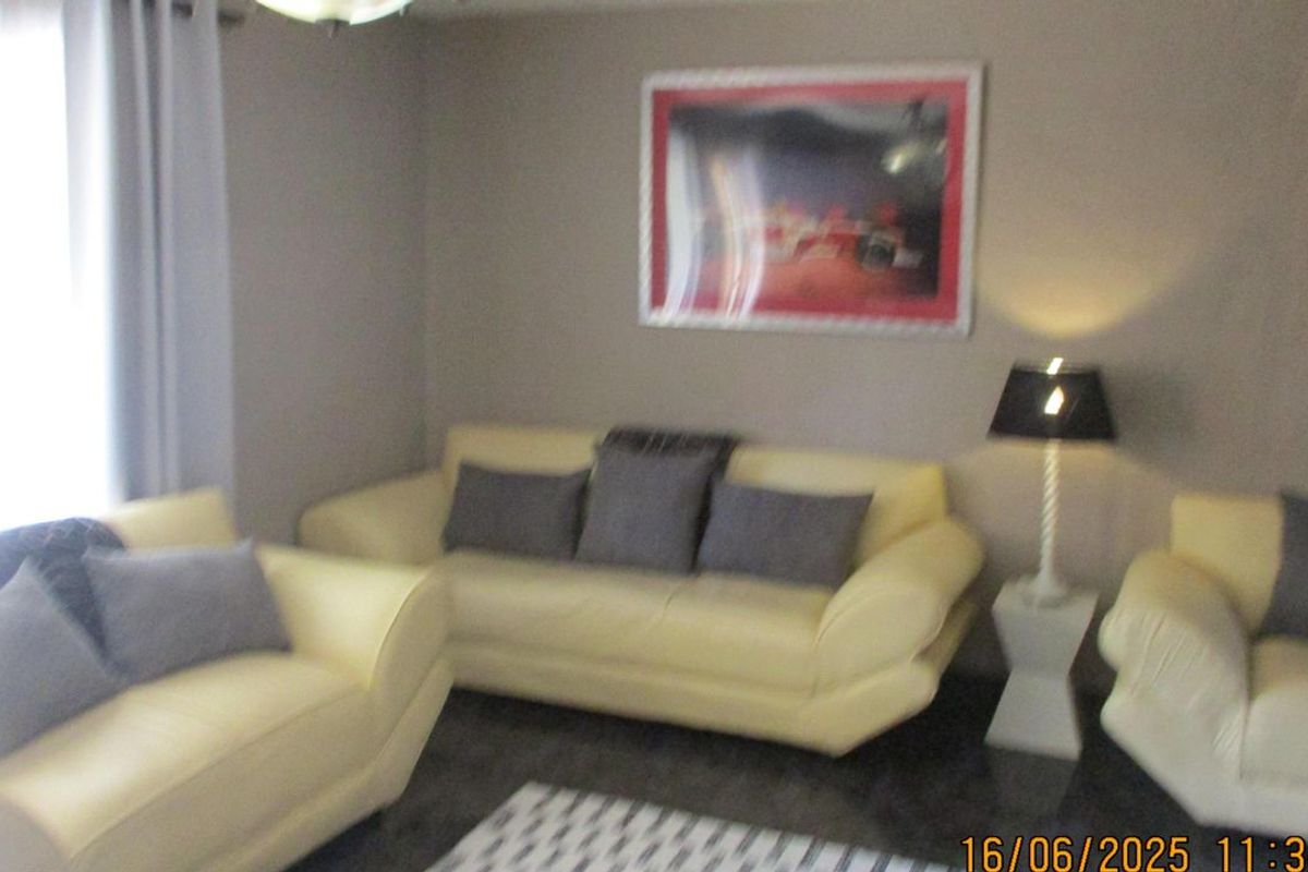 A Cozy 2 Bedroom Duplex Apartment In Sought-After Lyndhurst. - Photo 4