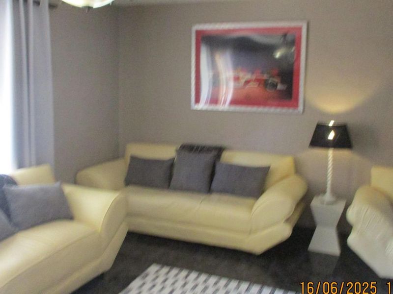 A Cozy 2 Bedroom Duplex Apartment In Sought-After Lyndhurst. - Photo 4