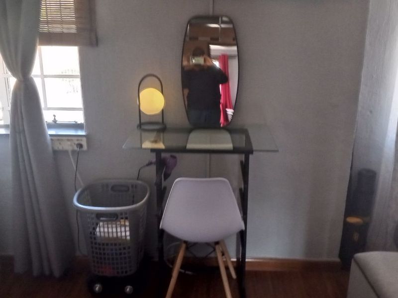 A Cozy 2 Bedroom Duplex Apartment In Sought-After Lyndhurst. - Photo 9