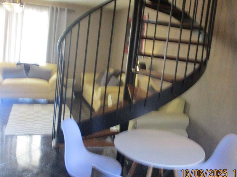 A Cozy 2 Bedroom Duplex Apartment In Sought-After Lyndhurst. - Photo 8