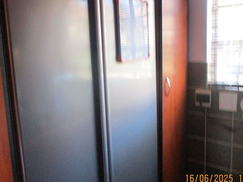 A Cozy 2 Bedroom Duplex Apartment In Sought-After Lyndhurst. - Photo 7