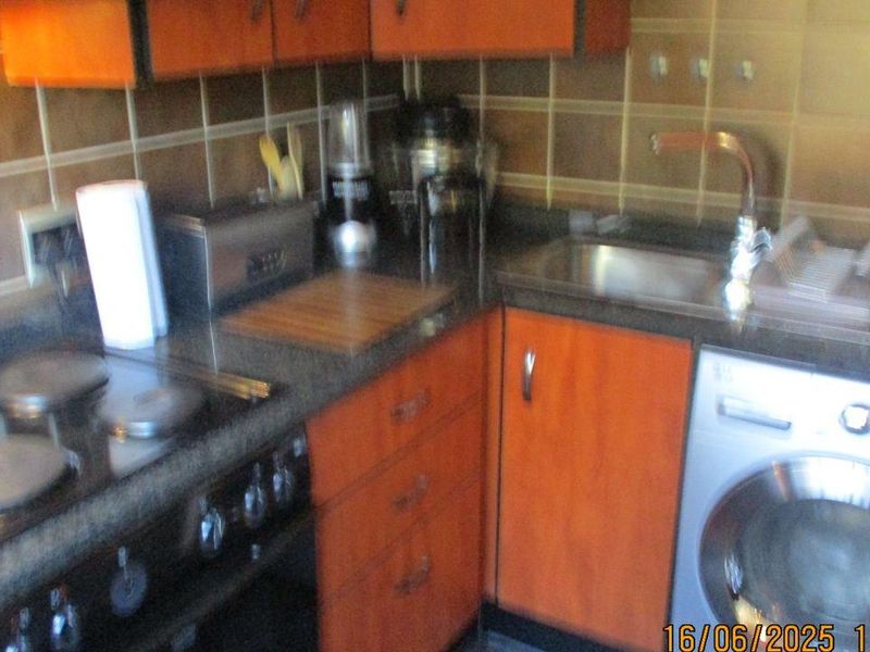 A Cozy 2 Bedroom Duplex Apartment In Sought-After Lyndhurst. - Photo 6