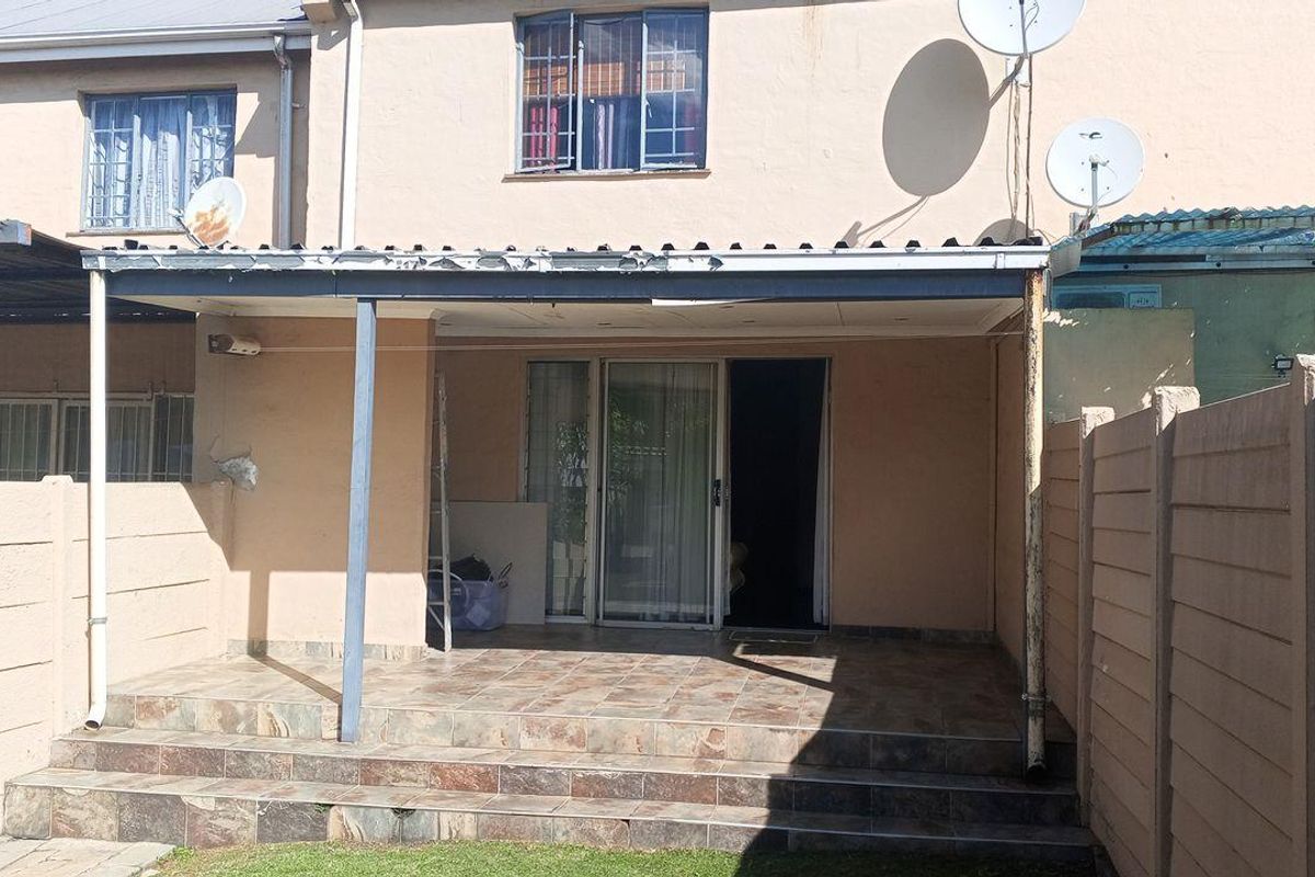 A Cozy 2 Bedroom Duplex Apartment In Sought-After Lyndhurst. - Photo 2