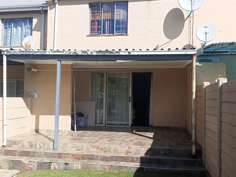 A Cozy 2 Bedroom Duplex Apartment In Sought-After Lyndhurst. - Photo 2