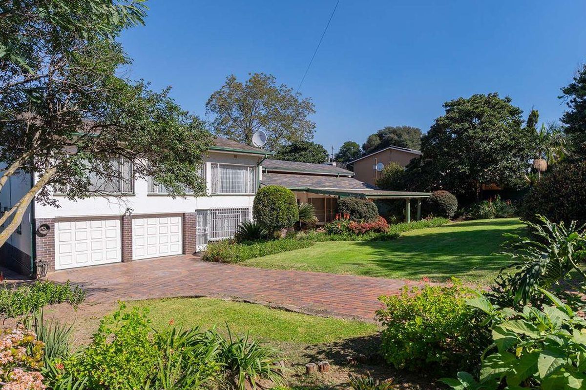 A Stunning 4 Bedroom Double Storey  House For Sale In Rembrandt Park. - Photo 2