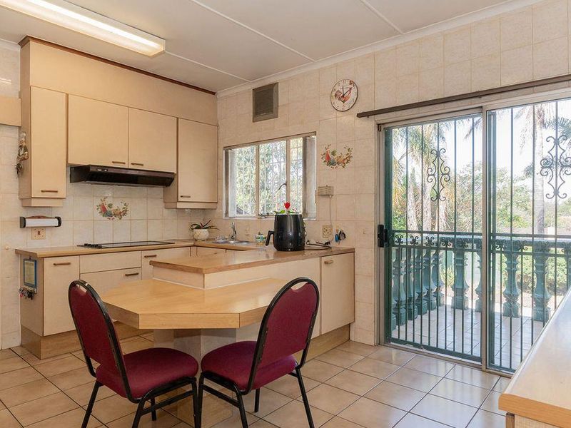 A Stunning 4 Bedroom Double Storey  House For Sale In Rembrandt Park. - Photo 9