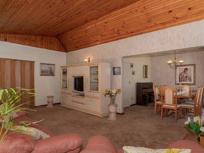 A Stunning 4 Bedroom Double Storey  House For Sale In Rembrandt Park. - Photo 8