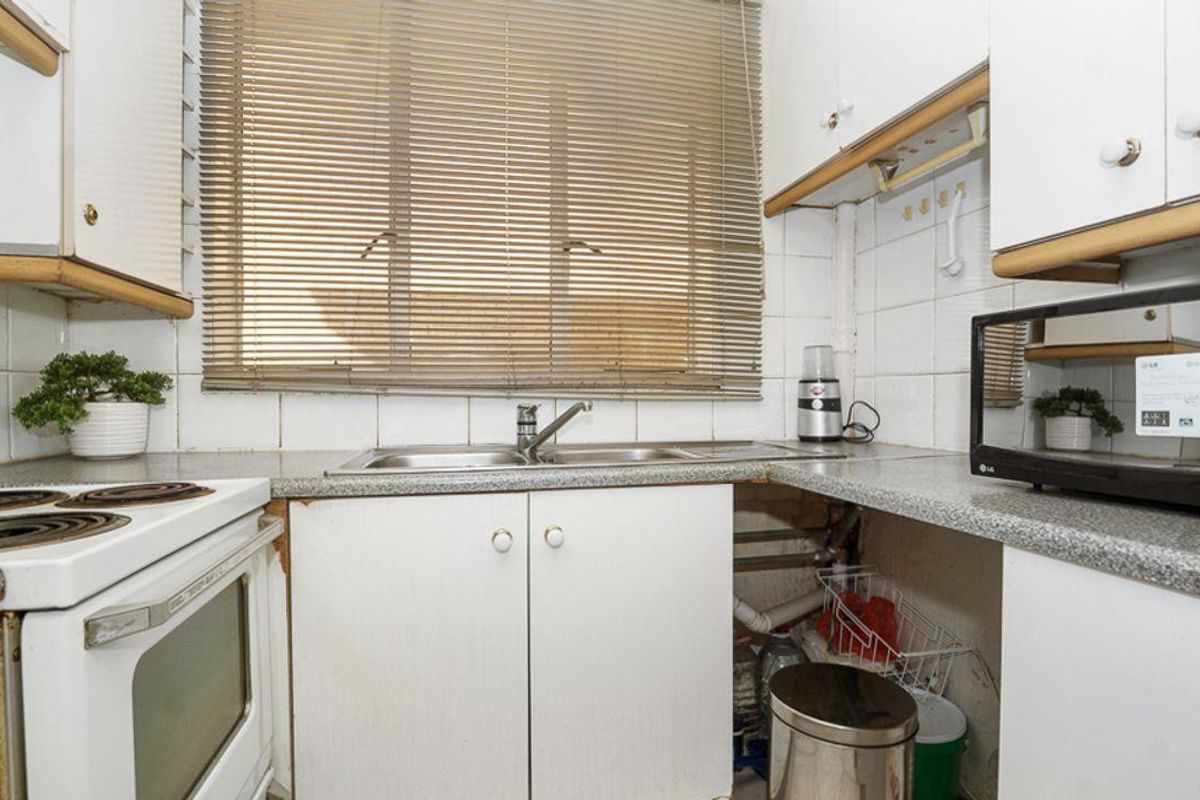 A 2 Bedroom Apartment In Lyndhurst. - Photo 3