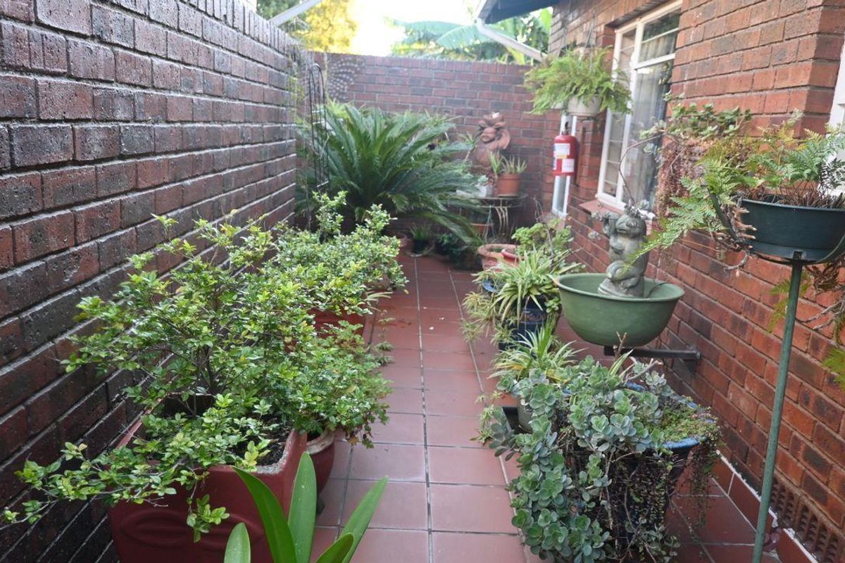 A Stunning 3-Bedroom Townhouse Simplex for Sale In Rembrandt Park, - Photo 2