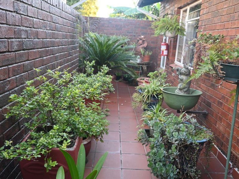 A Stunning 3-Bedroom Townhouse Simplex for Sale In Rembrandt Park, - Photo 2