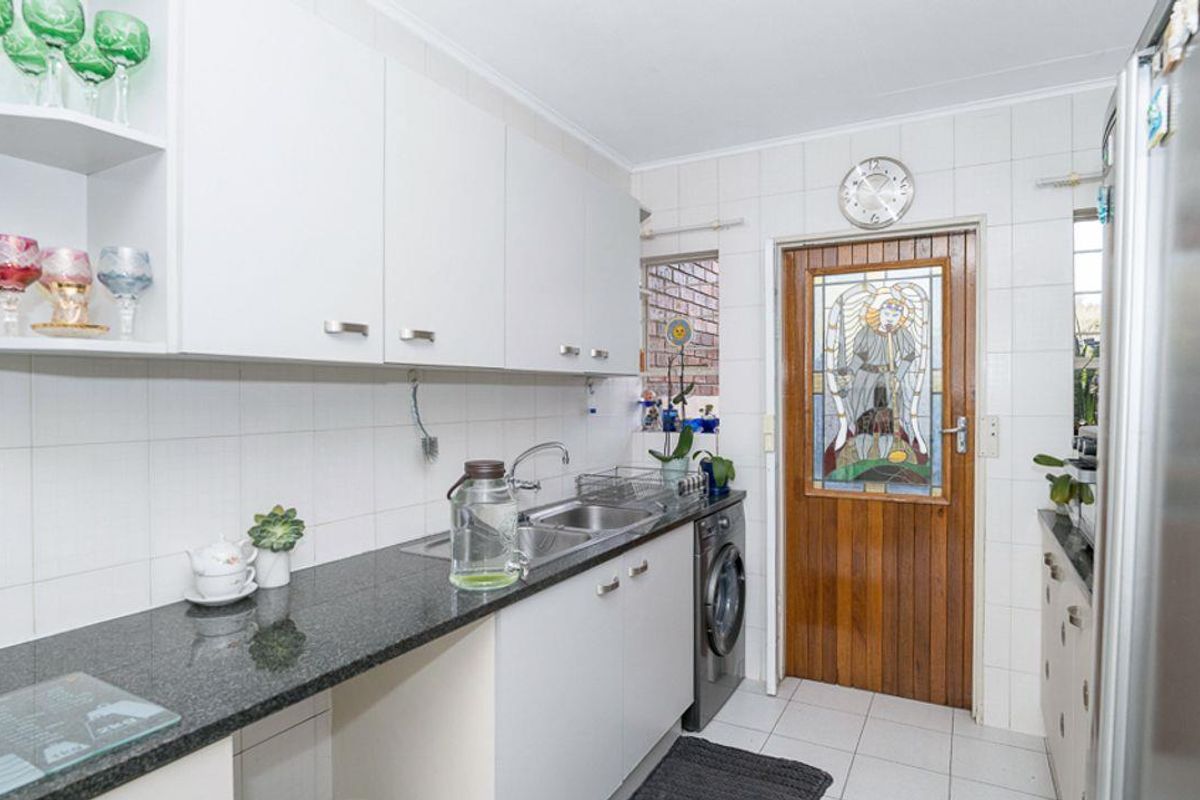 A Stunning 3-Bedroom Townhouse Simplex for Sale In Rembrandt Park, - Photo 3