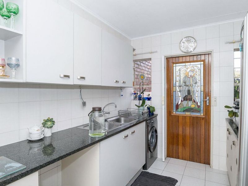 A Stunning 3-Bedroom Townhouse Simplex for Sale In Rembrandt Park, - Photo 3