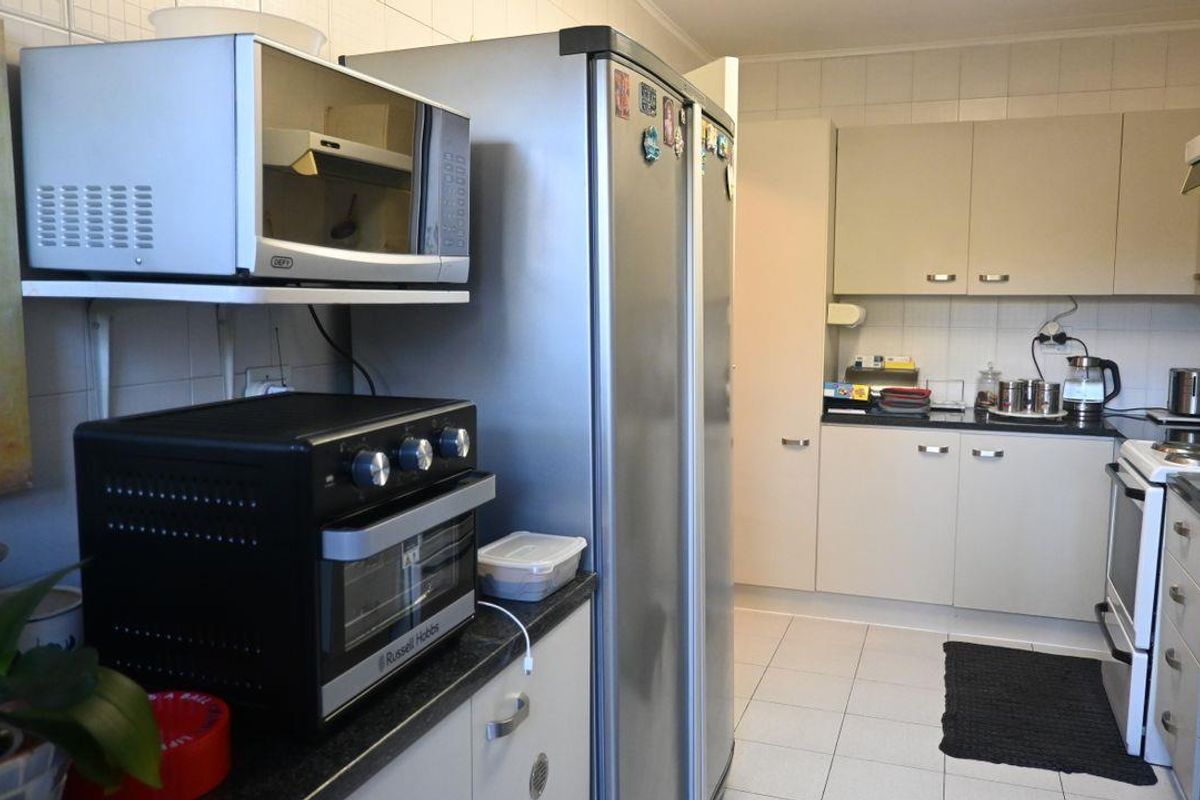 A Stunning 3-Bedroom Townhouse Simplex for Sale In Rembrandt Park, - Photo 5