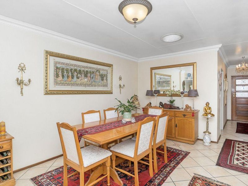 A Stunning 3-Bedroom Townhouse Simplex for Sale In Rembrandt Park, - Photo 9