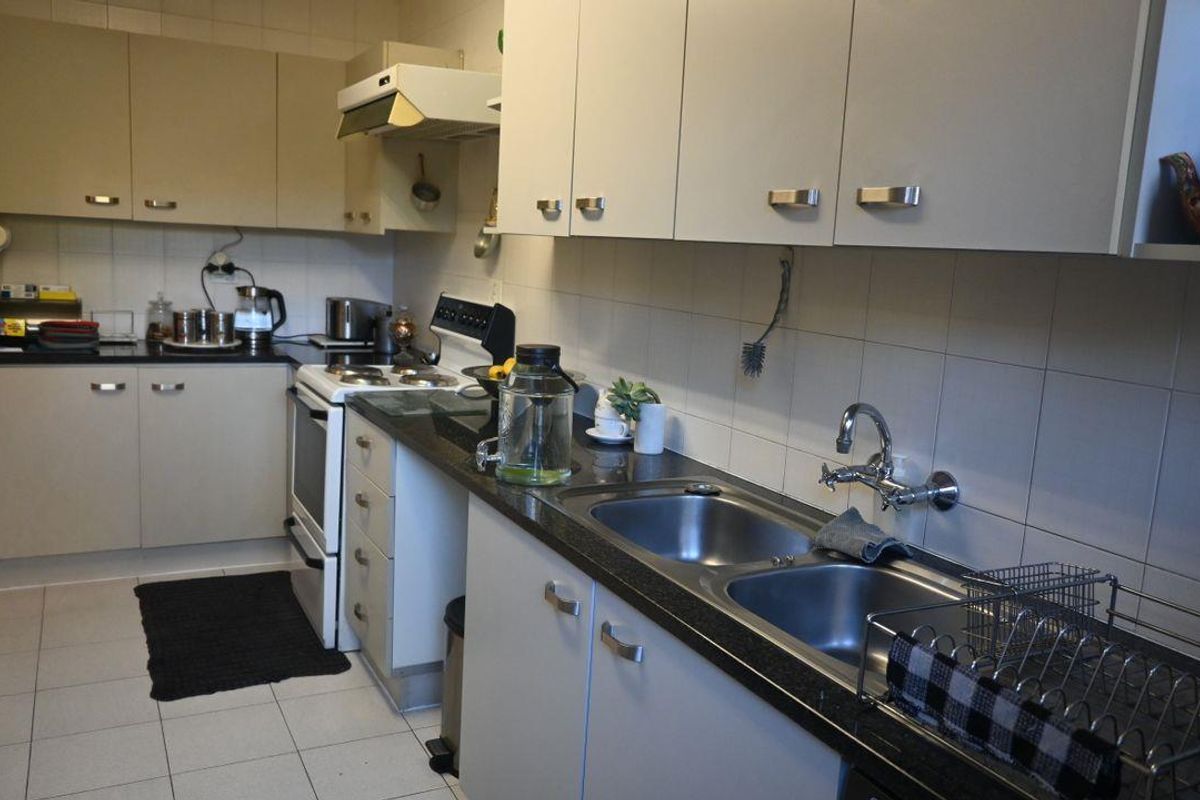 A Stunning 3-Bedroom Townhouse Simplex for Sale In Rembrandt Park, - Photo 4