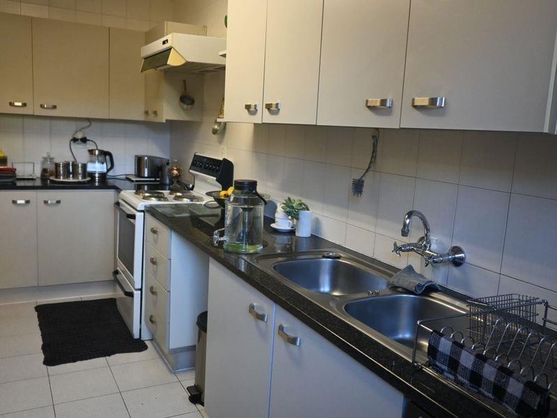 A Stunning 3-Bedroom Townhouse Simplex for Sale In Rembrandt Park, - Photo 4