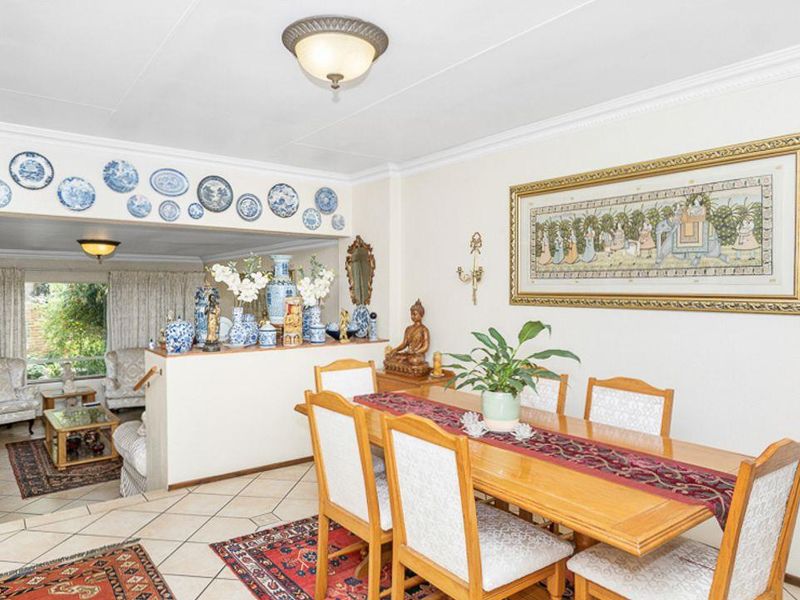 A Stunning 3-Bedroom Townhouse Simplex for Sale In Rembrandt Park, - Photo 8