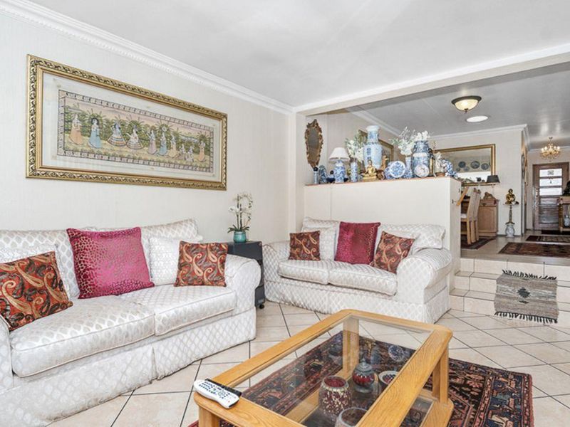 A Stunning 3-Bedroom Townhouse Simplex for Sale In Rembrandt Park, - Photo 10