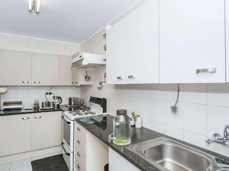 A Stunning 3-Bedroom Townhouse Simplex for Sale In Rembrandt Park, - Photo 6