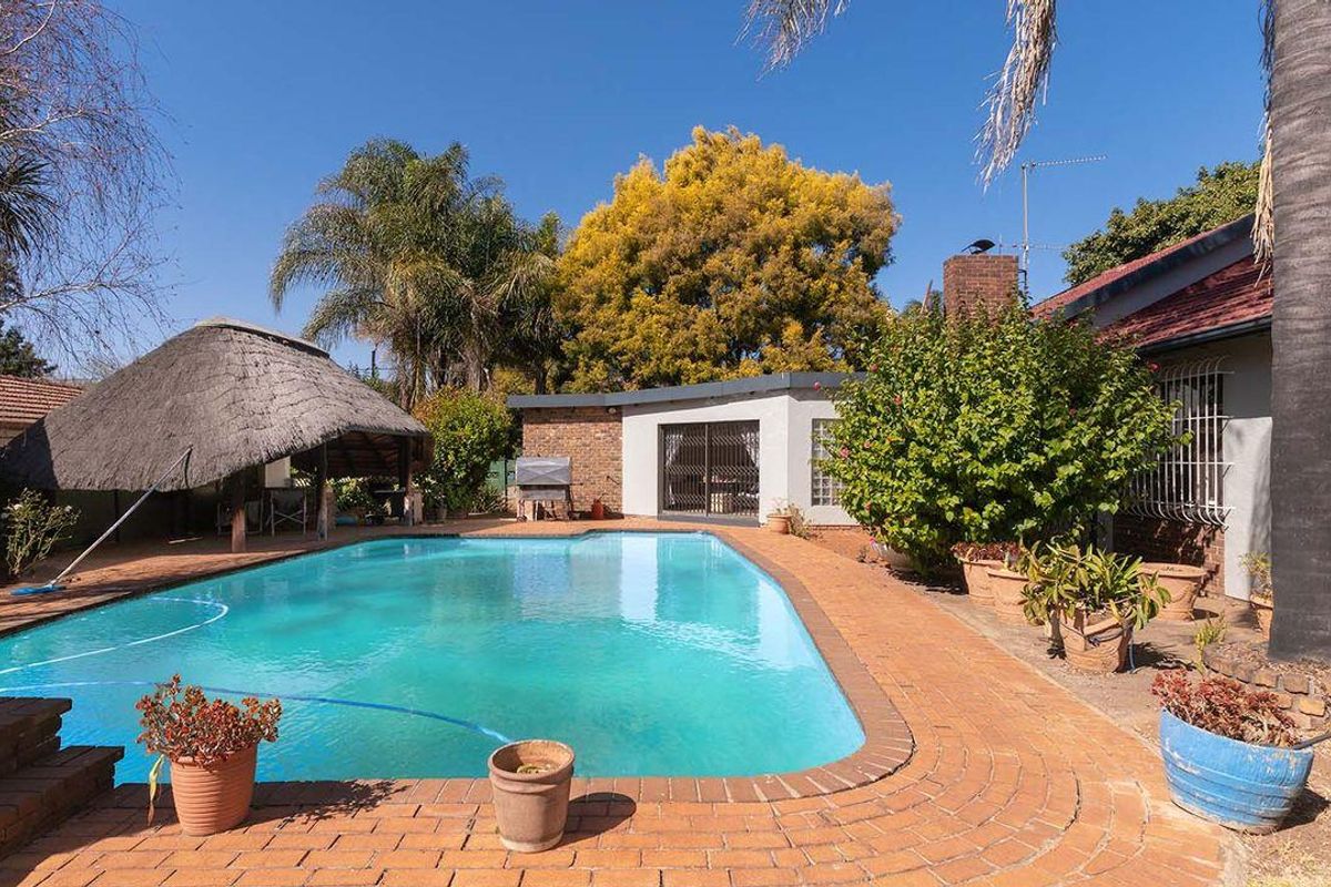 Over 1500sqm yard with growth potential Home within Secured area of Glen Marais - Photo 4