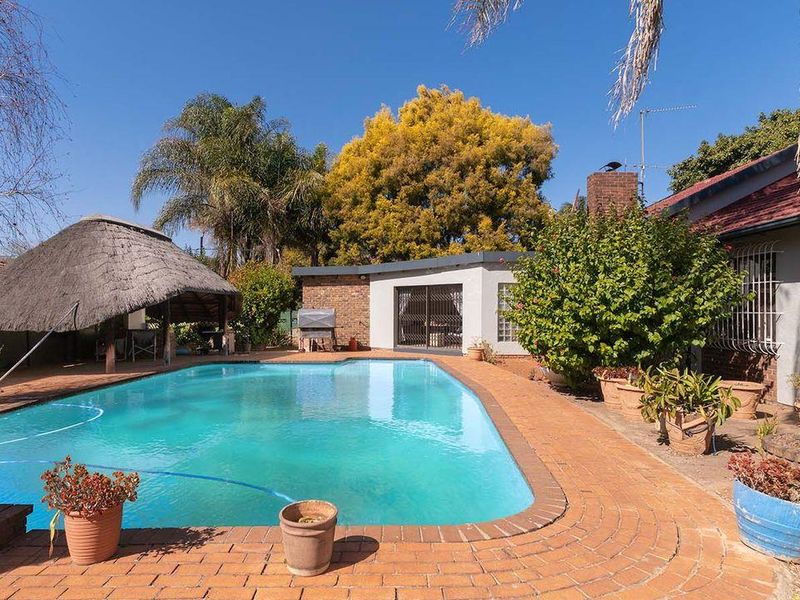 Over 1500sqm yard with growth potential Home within Secured area of Glen Marais - Photo 4