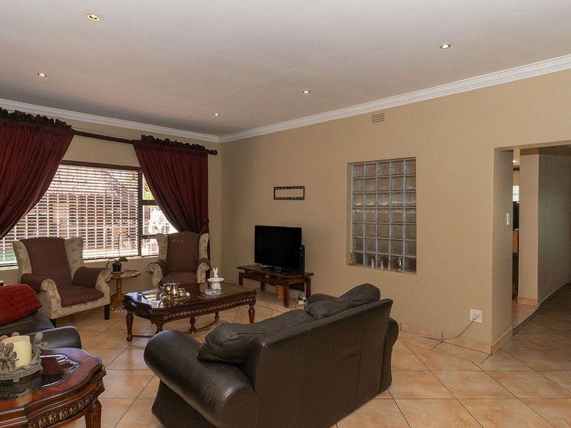 Over 1500sqm yard with growth potential Home within Secured area of Glen Marais - Photo 7