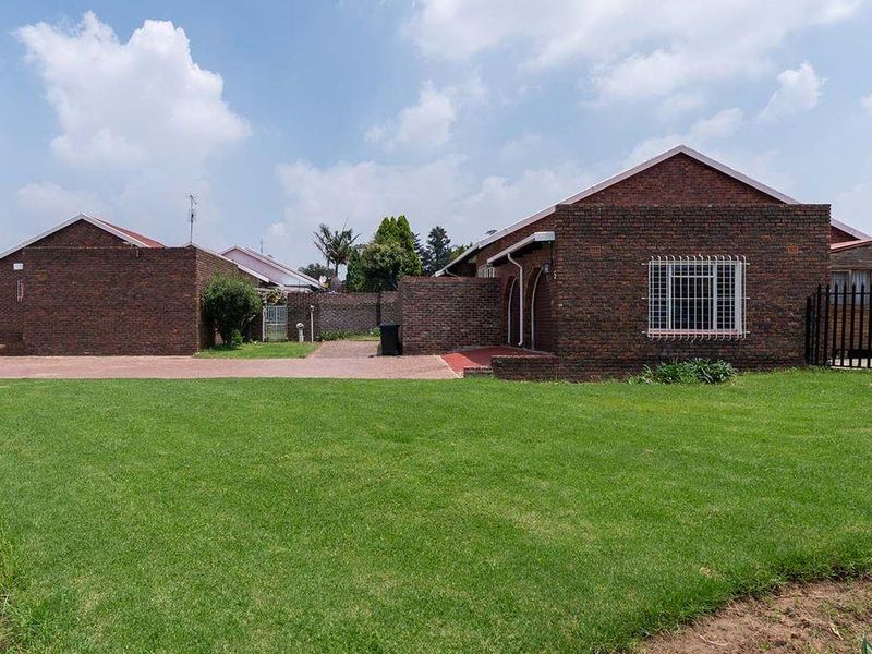140Sqm unit with garden and garage in Panorama Gardens, Kempton Park - Photo 5