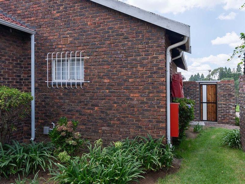 140Sqm unit with garden and garage in Panorama Gardens, Kempton Park - Photo 6
