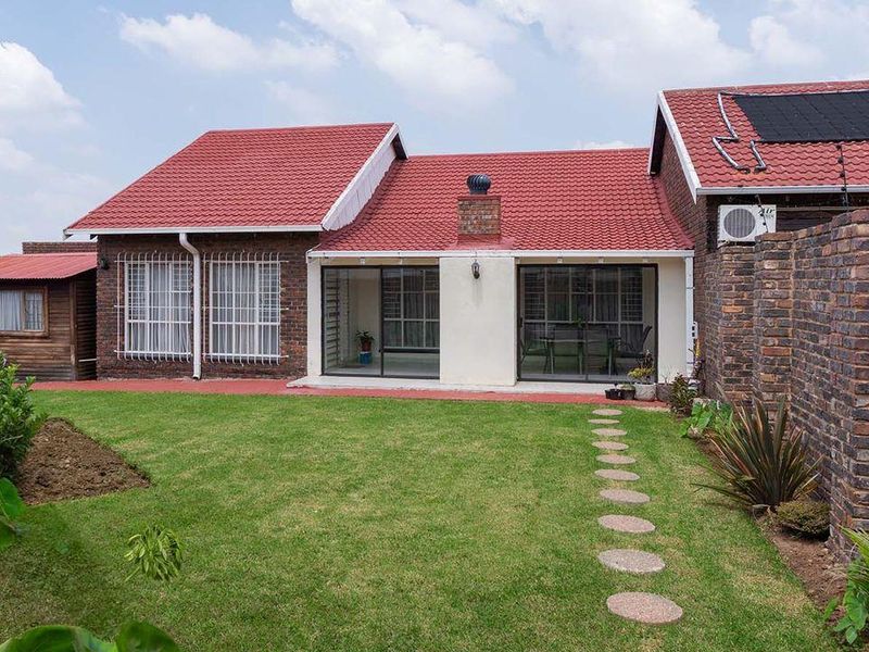 140Sqm unit with garden and garage in Panorama Gardens, Kempton Park - Photo 2