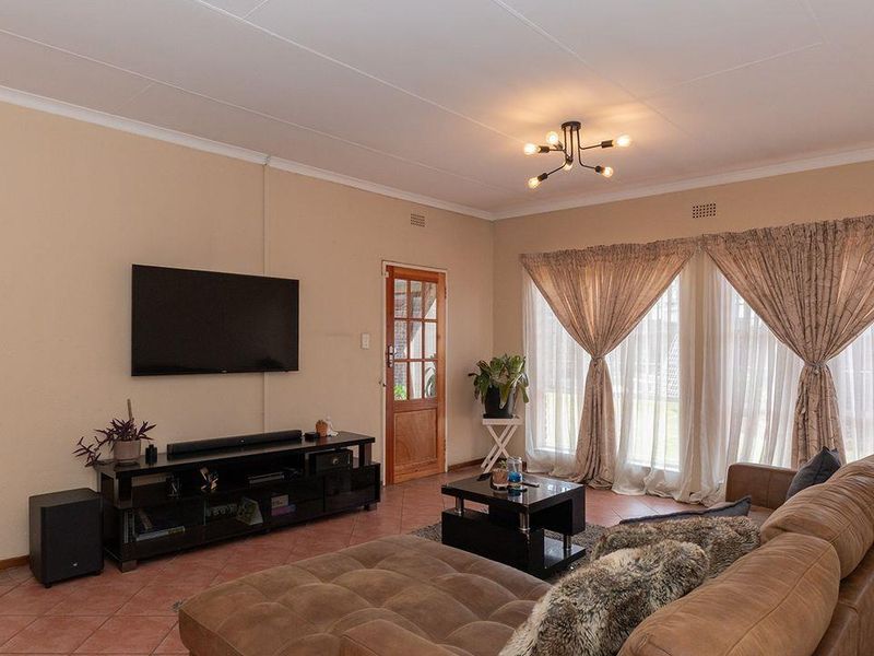 140Sqm unit with garden and garage in Panorama Gardens, Kempton Park - Photo 8