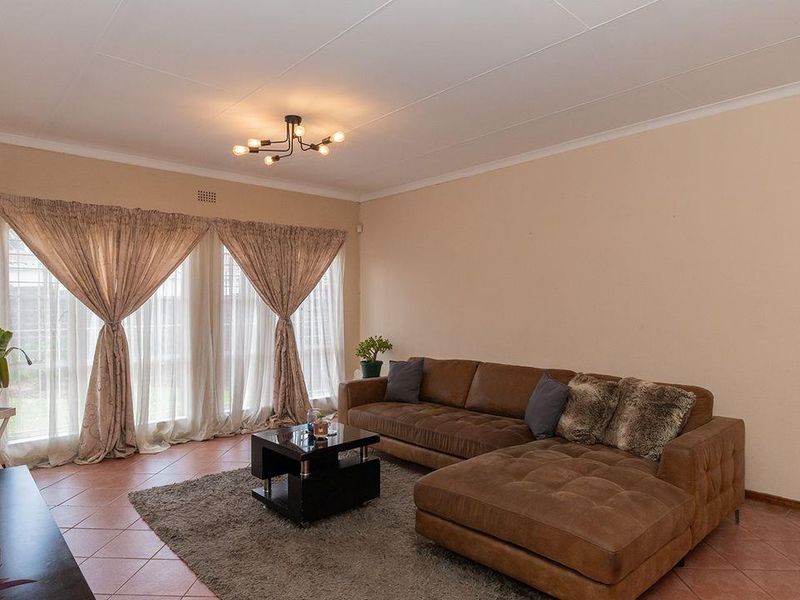 140Sqm unit with garden and garage in Panorama Gardens, Kempton Park - Photo 7