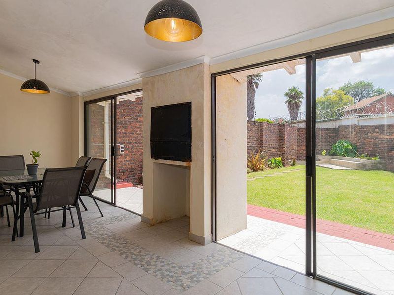 140Sqm unit with garden and garage in Panorama Gardens, Kempton Park - Photo 3