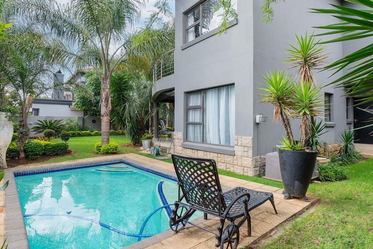 Luxury Living at Its Finest: Crowned Eagle Crescent, Glen Eagles Estate - Photo 2