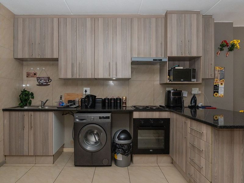 Pet-Friendly & Family-Friendly Haven in a Secure Complex - Photo 9