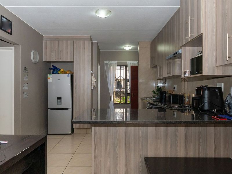 Pet-Friendly & Family-Friendly Haven in a Secure Complex - Photo 8