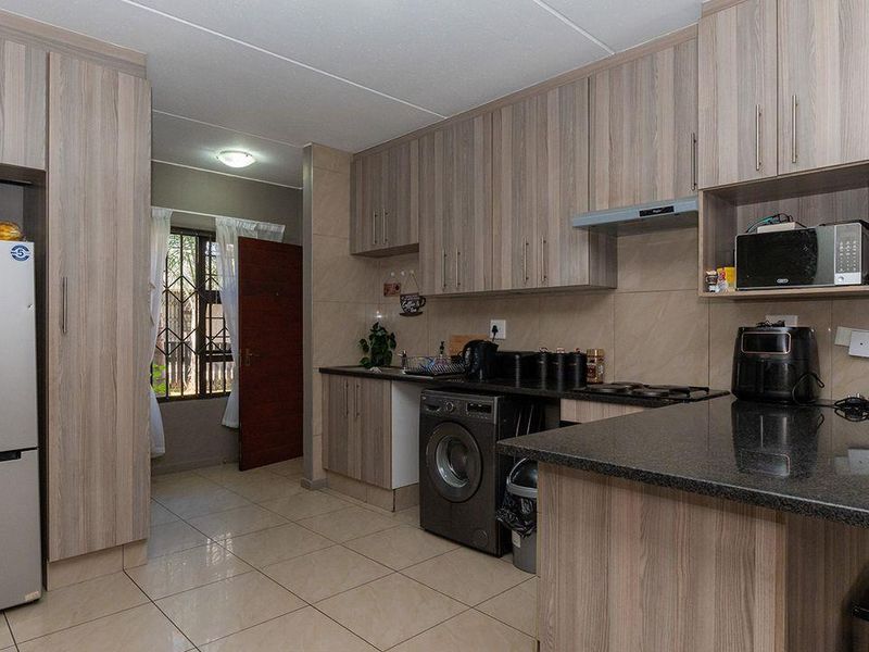 Pet-Friendly & Family-Friendly Haven in a Secure Complex - Photo 7