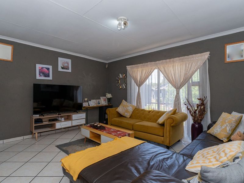 lock-up-and-go unit with Garage and 24/7 security - Photo 6