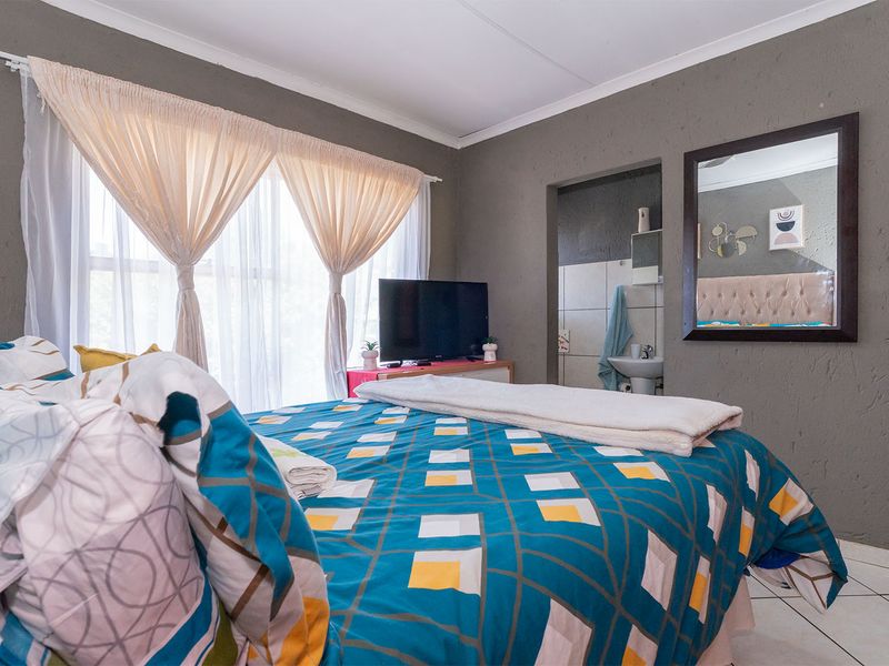 lock-up-and-go unit with Garage and 24/7 security - Photo 10