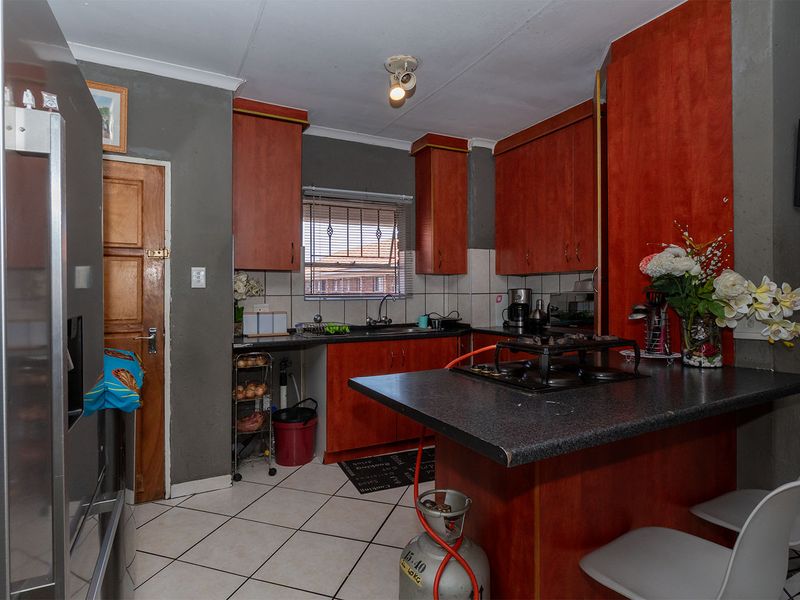 lock-up-and-go unit with Garage and 24/7 security - Photo 7