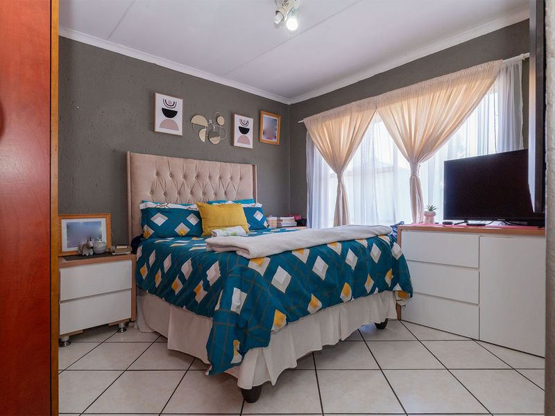 lock-up-and-go unit with Garage and 24/7 security - Photo 9