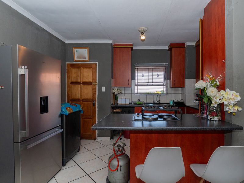 lock-up-and-go unit with Garage and 24/7 security - Photo 2